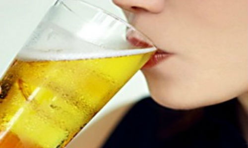 Các quý ông cần tránh các sai lầm tai hại khi uống bia.