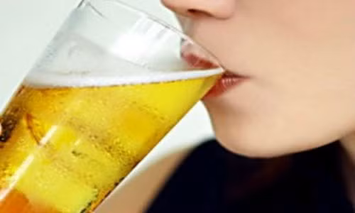 Các quý ông cần tránh các sai lầm tai hại khi uống bia.