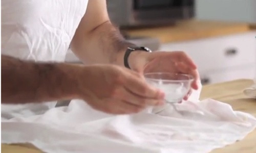 Áo sơ mi trắng như mới chỉ với muối và giấm.