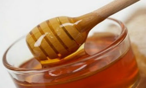 Mật ong nguyên chất khó hòa tan vào nước.