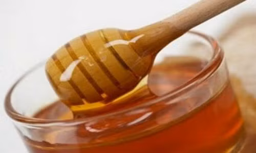 Mật ong nguyên chất khó hòa tan vào nước.