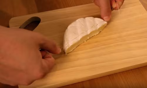 Dùng sợi chỉ nha khoa cắt phô mai thay vì dùng dao.