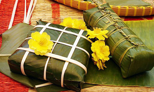 Truyền thống gói bánh chưng ngày Tết.