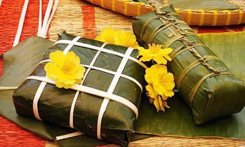 Truyền thống gói bánh chưng ngày Tết.