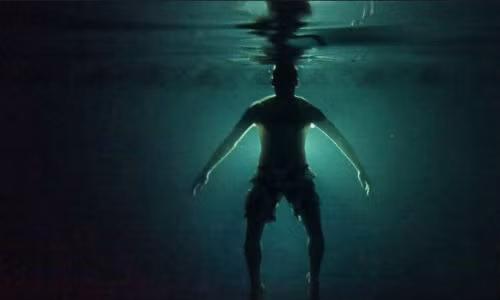 Người đàn ông sống dưới nước trong 10 ngày.