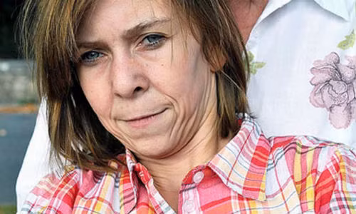 Hình ảnh cô bé 13 tuổi với khuôn mặt phụ nữ 40 tuổi.