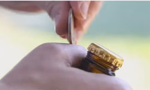 Mở nắp chai bằng đồng xu.