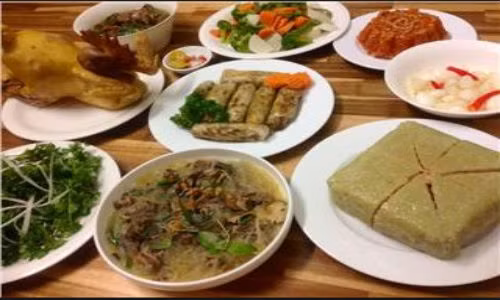 Mâm cơm ngày Tết cổ truyền Việt Nam.