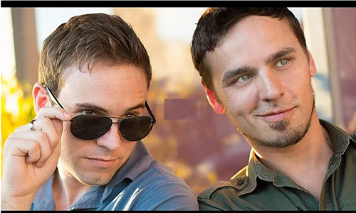 Một cặp đồng tính nam có những điều đặc biệt làm cùng nhau.