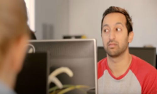 Chàng không dám nhìn trực tiếp vào bạn một khi đã thích bạn.