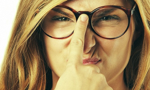 Đeo kính thật bất tiện!