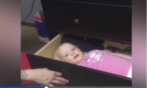 Buồn cười ông bố chơi trò trốn tìm với con bằng ngăn kéo.