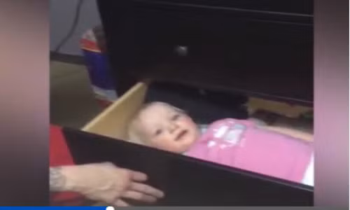 Buồn cười ông bố chơi trò trốn tìm với con bằng ngăn kéo.