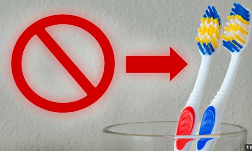 Không nên để hai bàn chải đánh răng trong cùng một chiếc cốc.