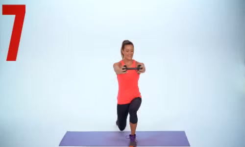 Động tác với tạ cho cơ bụng săn chắc.