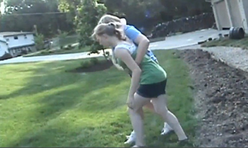 Dìu người bị ngộ độc ra chỗ thoáng cho dễ thở.