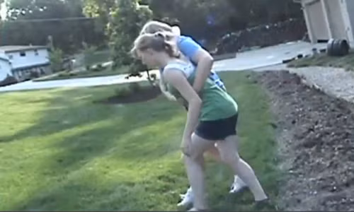 Dìu người bị ngộ độc ra chỗ thoáng cho dễ thở.