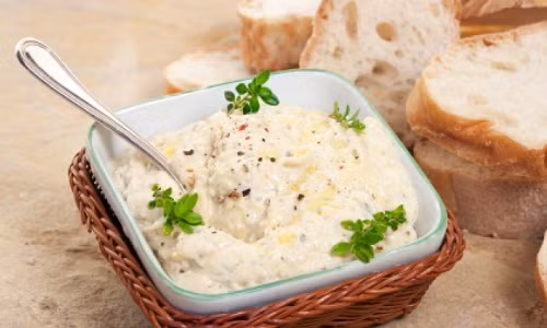 Khai vị với món đậu trắng tỏi và gia vị ngon tuyệt.