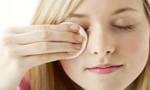 Lau sạch mắt nhẹ nhàng.