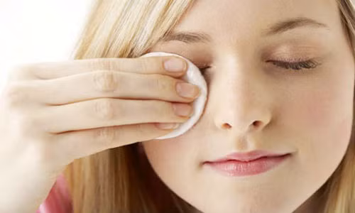 Lau sạch mắt nhẹ nhàng.