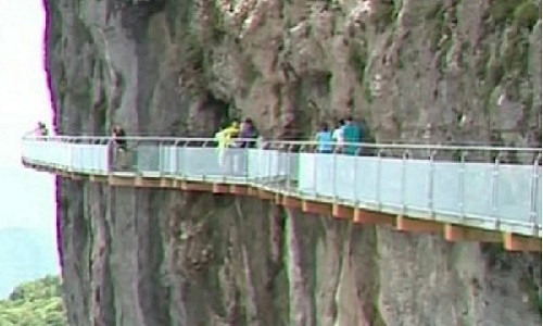 Con đường kính bao quanh ngọn núi cheo leo.