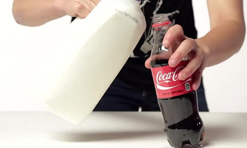 Điều gì sẽ xảy ra khi rót sữa vào chai coca-cola này?