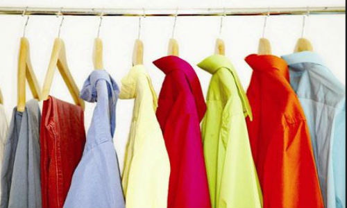 Giặt và vắt quần áo cẩn thận sẽ giữ quần áo mới lâu không phai màu.