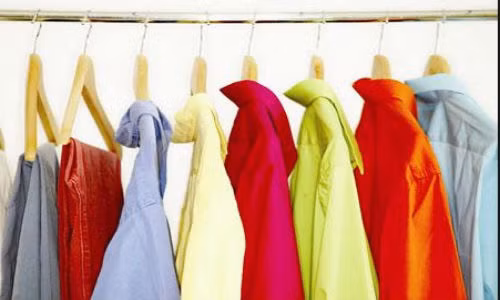 Giặt và vắt quần áo cẩn thận sẽ giữ quần áo mới lâu không phai màu.