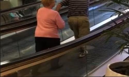 Chết cười cảnh hai cụ già leo cầu thang ảnh 1