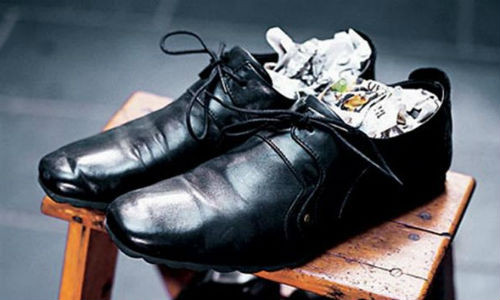Khử mùi hôi giày bằng giấy.