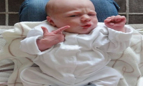 Bé đang muốn nói điều gì với bạn vậy?