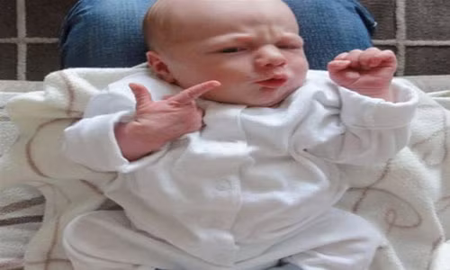 Bé đang muốn nói điều gì với bạn vậy?