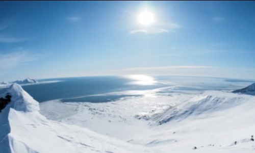 Cảnh mặt trời mọc vào giữa đêm khuya ở Bắc Cực.