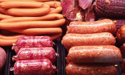 Thịt chế biến sẵn chứa nhiều chất hóa học gây ung thư.