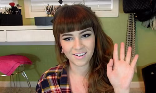 Mái bằng dễ thương, phù hợp với nhiều kiểu tóc.