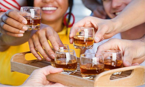Cách uống bia xả láng ngày Tết không lo bị say.