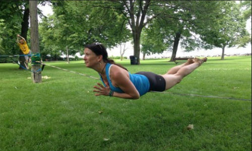 Tập yoga bằng sợi dây.