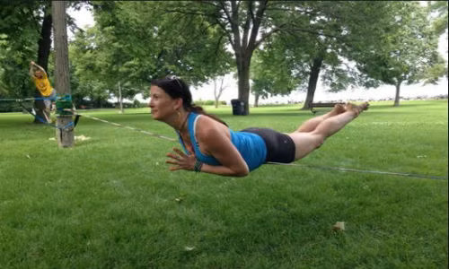 Tập yoga bằng sợi dây.