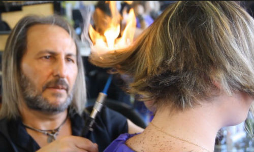 Thợ cắt tóc Alberto Olmedo cắt tóc bằng kiếm và lửa.