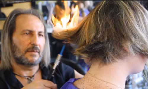 Thợ cắt tóc Alberto Olmedo cắt tóc bằng kiếm và lửa.