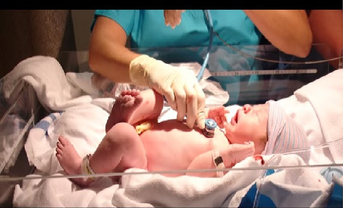 Cận cảnh em bé trong 60 giây đầu tiên sinh ra.