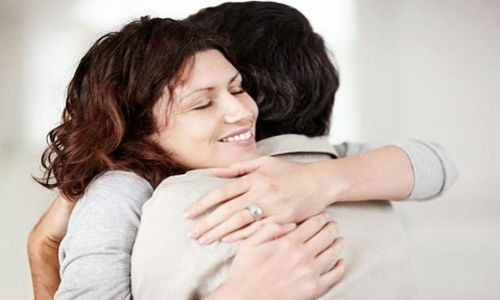 Ôm nhau rất có lợi cho sức khỏe con người.