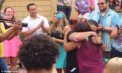 Cô gái cảm động sau màn cầu hôn của bạn trai.