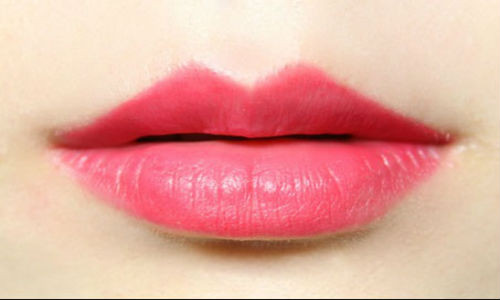 Làn môi hồng tự nhiên xinh xắn.