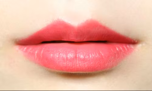 Làn môi hồng tự nhiên xinh xắn.