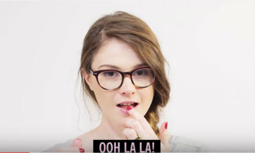 Tạo son bóng từ kem dưỡng ẩm và bột màu.