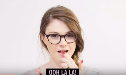 Tạo son bóng từ kem dưỡng ẩm và bột màu.