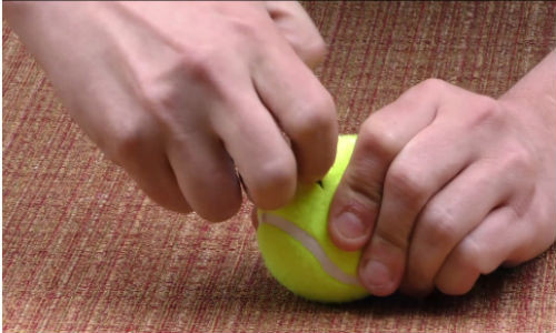 Giấu tiền trong quả bóng tennis.