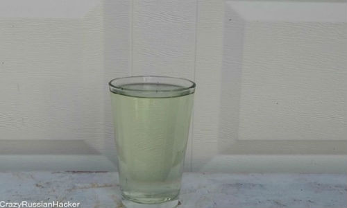 Cốc nước Cocacola ban đầu trông chẳng khác gì một cốc nước lọc thông thường.