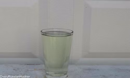 Cốc nước Cocacola ban đầu trông chẳng khác gì một cốc nước lọc thông thường.